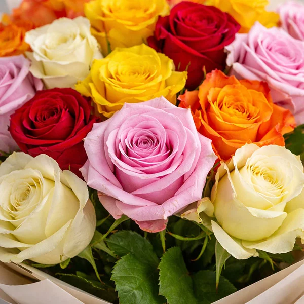 Букет из разноцветных роз